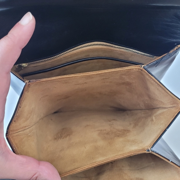 Vintage black faux leather handbag with multiple pockets - Picture 11 of 16